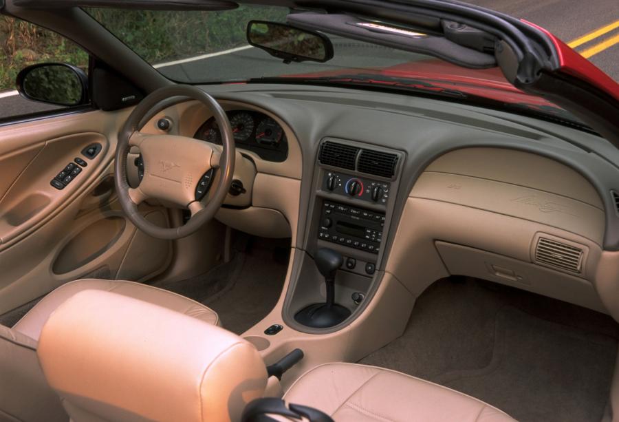 Торпедо Ford Mustang GT Convertible 1999 года  (фото 40 из 74)